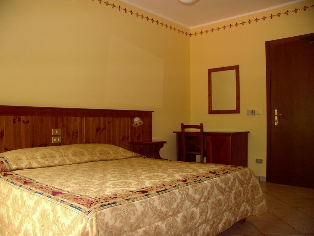 Hotel Londra Acceglio Bagian luar foto