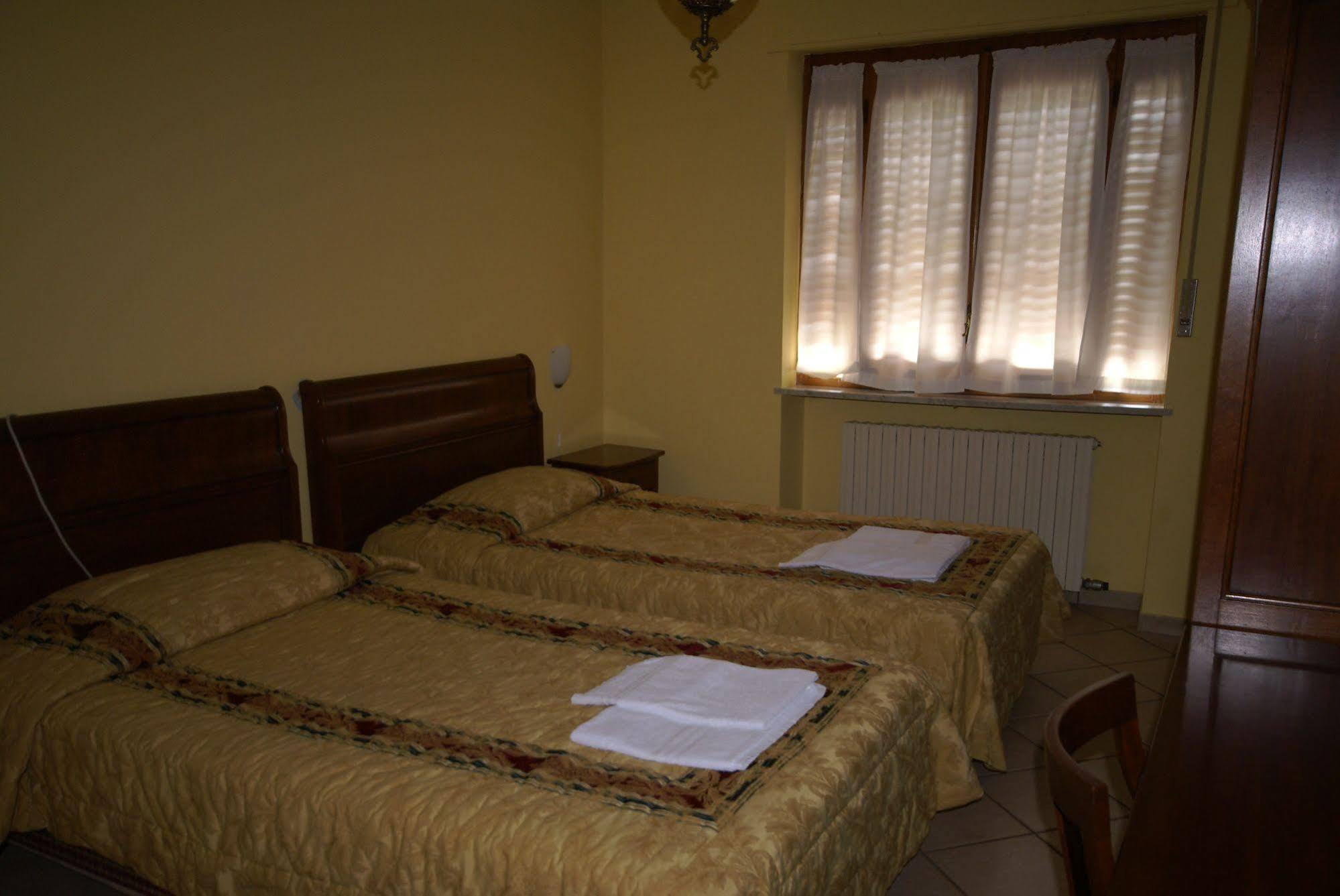 Hotel Londra Acceglio Bagian luar foto