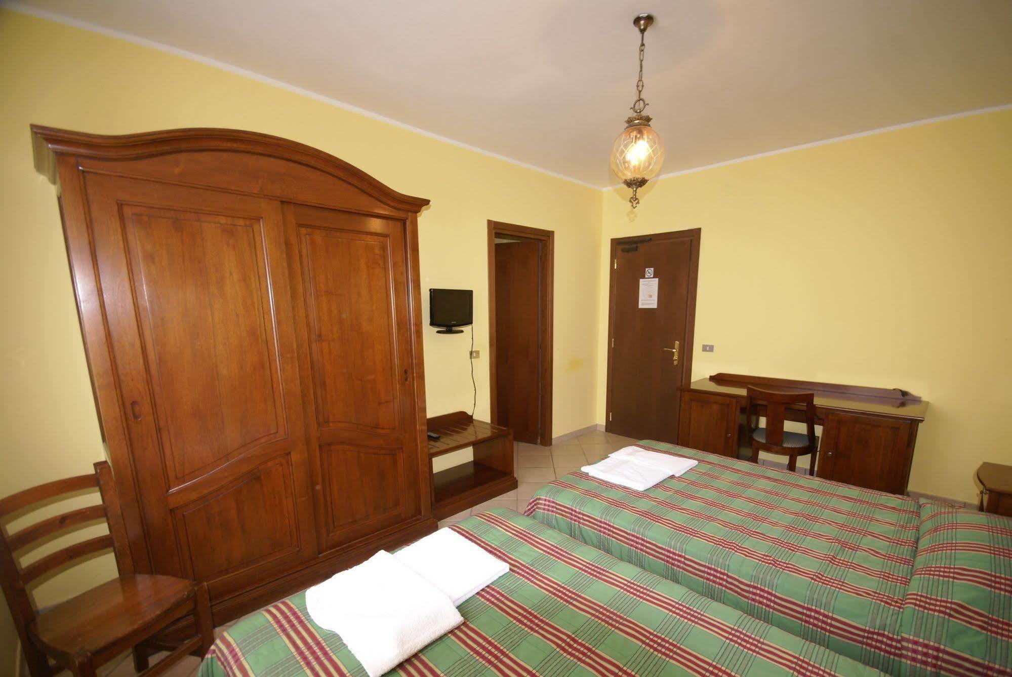 Hotel Londra Acceglio Bagian luar foto